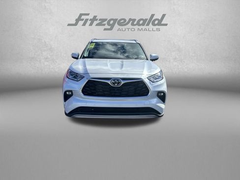 New 2026 Toyota Highlander Platinum image 2