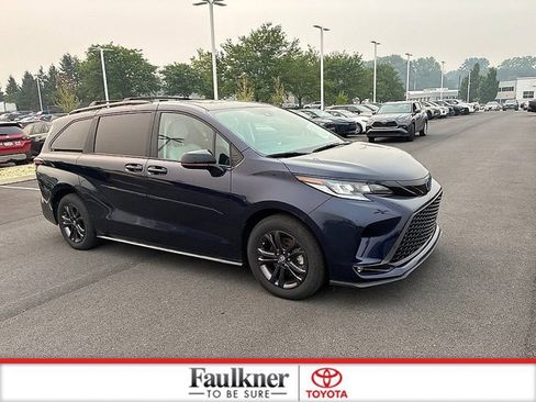 Used 2025 Toyota Sienna XSE w/ XSE Plus Package AWD/4WD image 3