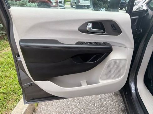 Used 2020 Chrysler Pacifica Touring-L FWD image 16