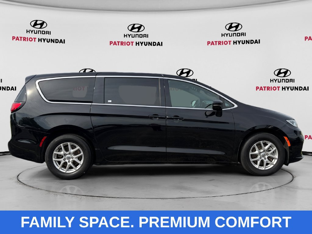 Used 2025 Chrysler Pacifica Select FWD image 2