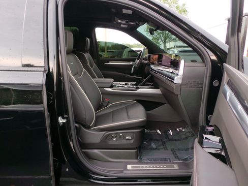 Used 2025 Cadillac Escalade ESV Sport AWD/4WD image 44