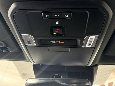 Used 2025 Toyota Tacoma SR5 AWD/4WD image 16