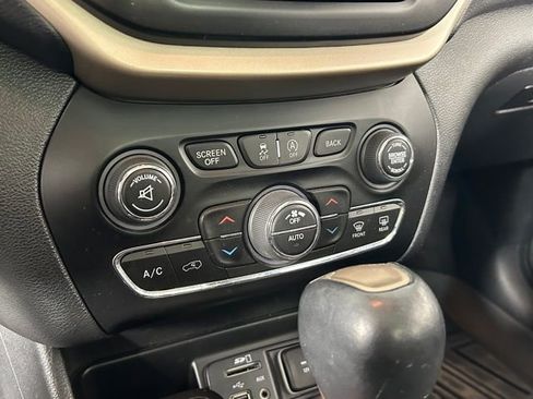 Used 2018 Jeep Cherokee Limited image 26