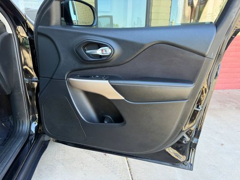 Used 2017 Jeep Cherokee Latitude w/ Safety/Convenience Group FWD image 26