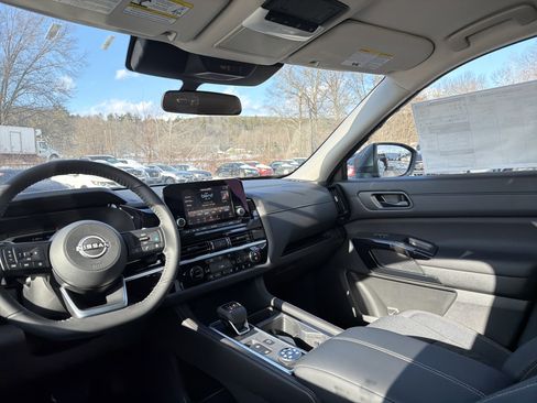 New 2025 Nissan Pathfinder SV w/ Black Appearance Package image 14