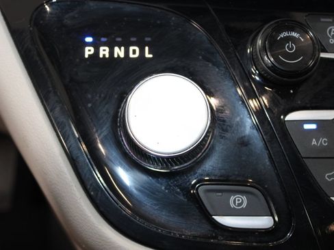 Used 2024 Chrysler Pacifica Touring-L FWD image 30