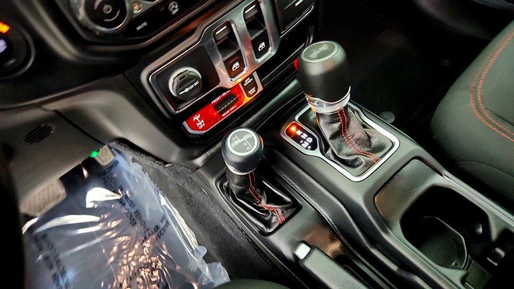 Used 2022 Jeep Wrangler Rubicon AWD/4WD image 16