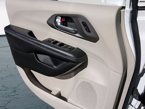 Used 2022 Chrysler Pacifica Touring-L image 25