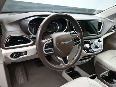 Used 2021 Chrysler Pacifica Touring-L FWD image 14