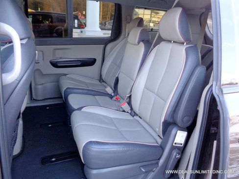 Used 2017 Kia Sedona EX image 16