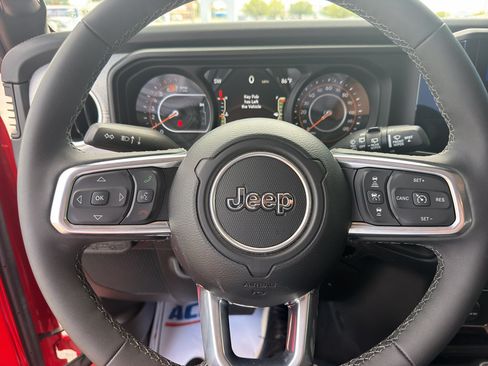 Used 2026 Jeep Wrangler Unlimited Sahara AWD/4WD image 22