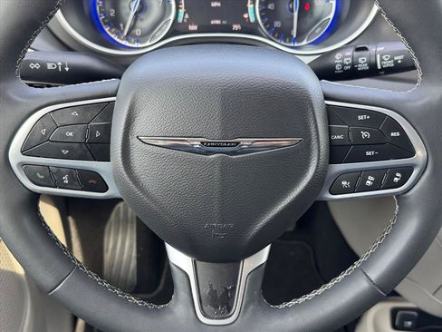 Used 2024 Chrysler Pacifica Touring-L FWD image 14