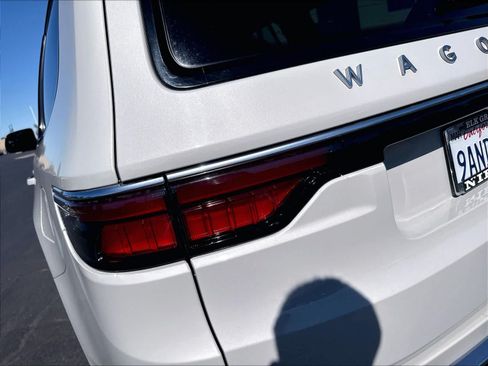 Used 2022 Jeep Wagoneer Series III AWD/4WD image 26