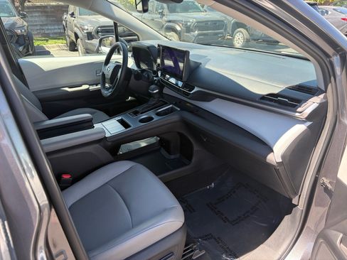 Used 2025 Toyota Sienna XLE FWD image 27