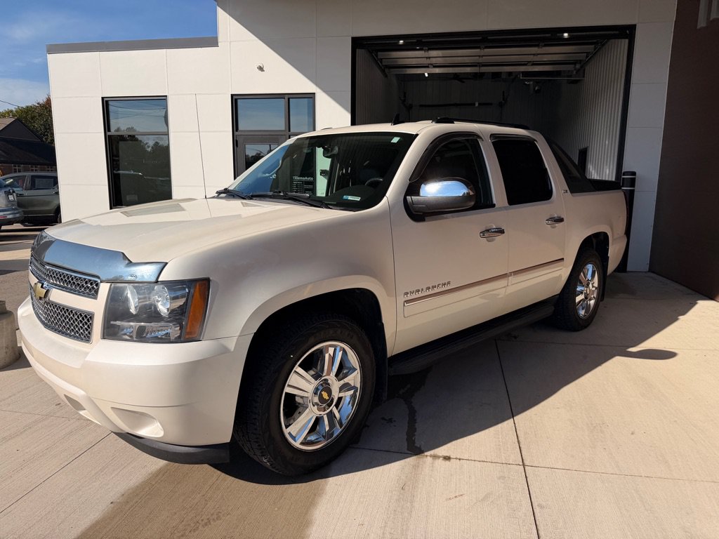 Used 2010 Chevrolet Avalanche LTZ AWD/4WD image 3