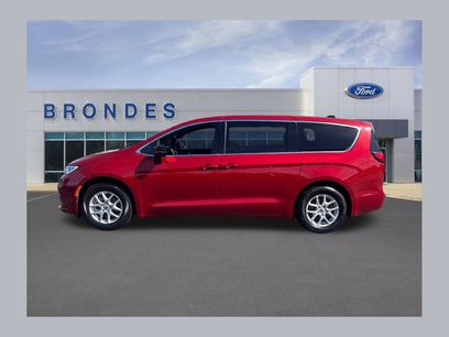 Used 2025 Chrysler Pacifica Select