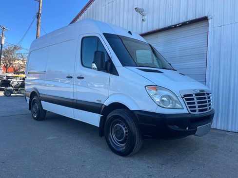 Used 2010 Freightliner Sprinter 2500 RWD image 3