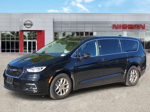 Used 2024 Chrysler Pacifica Touring-L image 8