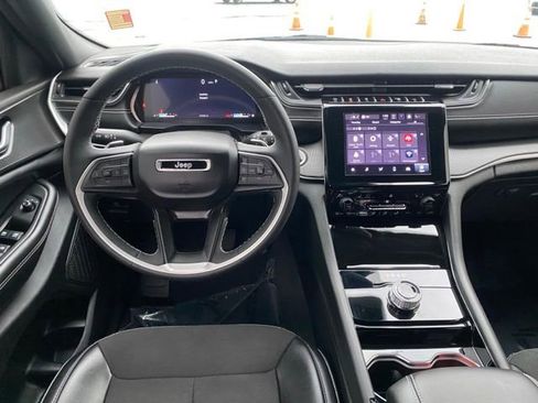 Used 2023 Jeep Grand Cherokee Altitude image 11