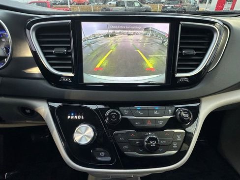 Used 2024 Chrysler Pacifica Touring-L image 35