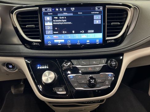 Used 2023 Chrysler Pacifica Touring-L image 24