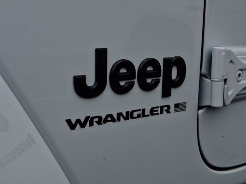 New 2026 Jeep Wrangler Unlimited Sahara AWD/4WD image 18