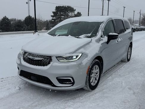 Used 2024 Chrysler Pacifica Touring-L image 33