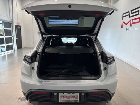 Used 2025 Porsche Macan 4 Electric image 32