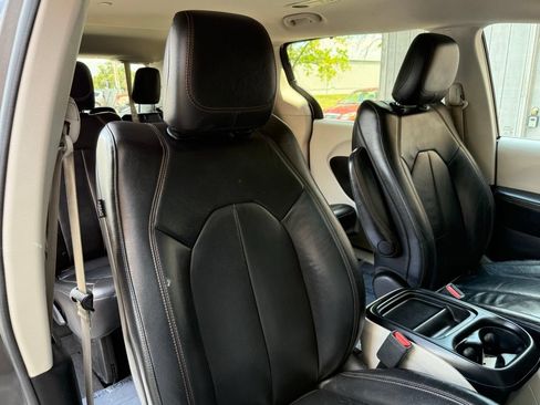 Used 2017 Chrysler Pacifica Touring-L w/ 13 Speaker Alpine Sound Group FWD image 21