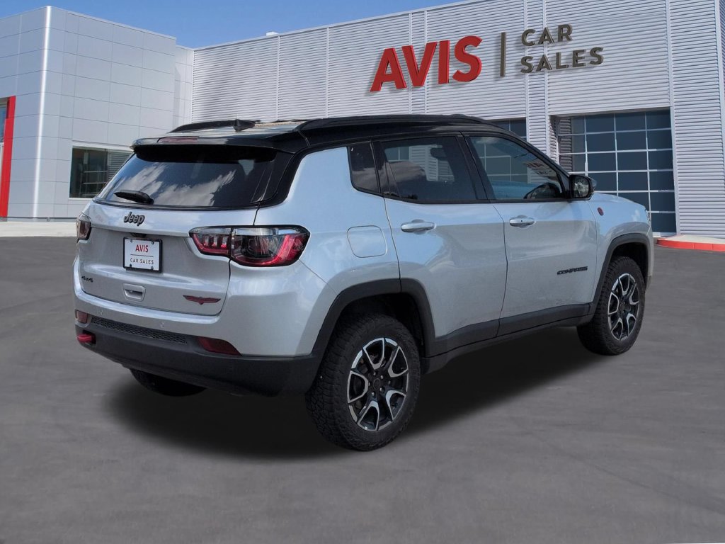 Used 2025 Jeep Compass Trailhawk AWD/4WD image 6