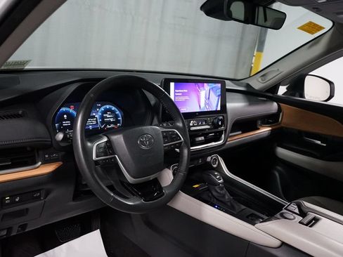 Certified 2024 Toyota Grand Highlander FWD image 11