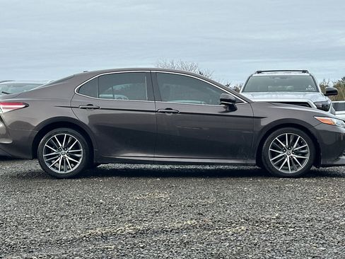 Used 2018 Toyota Camry XLE image 3