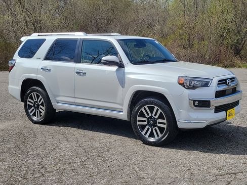 Used 2024 Toyota 4Runner Limited AWD/4WD image 3