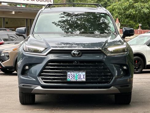 Used 2025 Toyota Grand Highlander AWD image 10