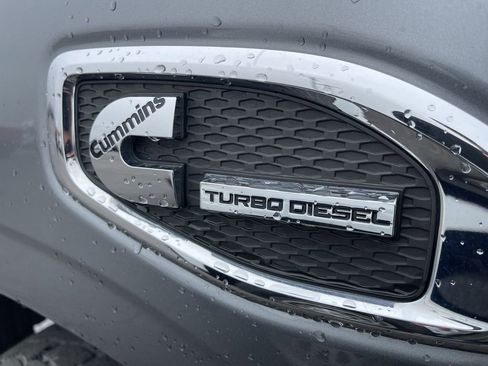 Used 2017 Nissan Titan SV image 3