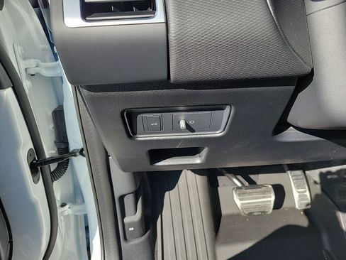 Certified 2025 Land Rover Discovery Dynamic SE AWD/4WD image 36