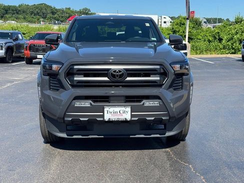 Certified 2025 Toyota Tacoma SR5 AWD/4WD image 10