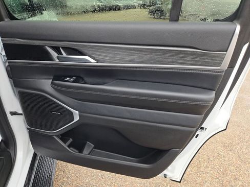 Used 2023 Jeep Wagoneer Series III w/ Preferred Equipment Group image 8