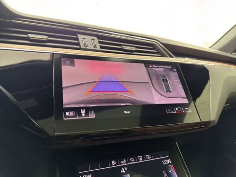 Used 2019 Audi e-tron Prestige w/ Prestige Package AWD/4WD image 26
