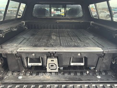 Used 2017 Toyota Tacoma TRD Off-Road w/ Premium & Technology Package AWD/4WD image 6