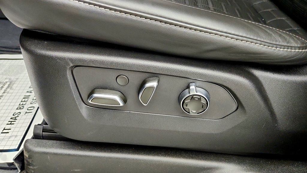 Used 2025 Cadillac Escalade Sport Platinum w/ LPO, ONYX Package AWD/4WD image 11