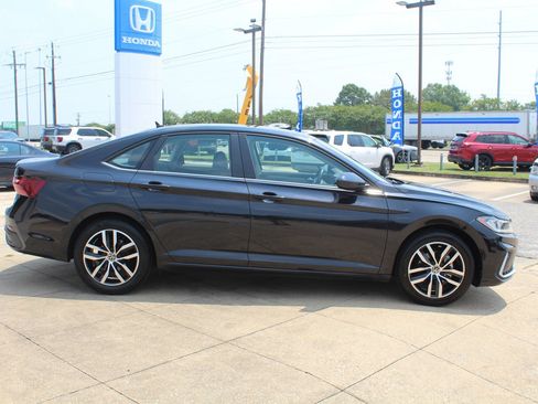 Used 2025 Volkswagen Jetta SE FWD image 4