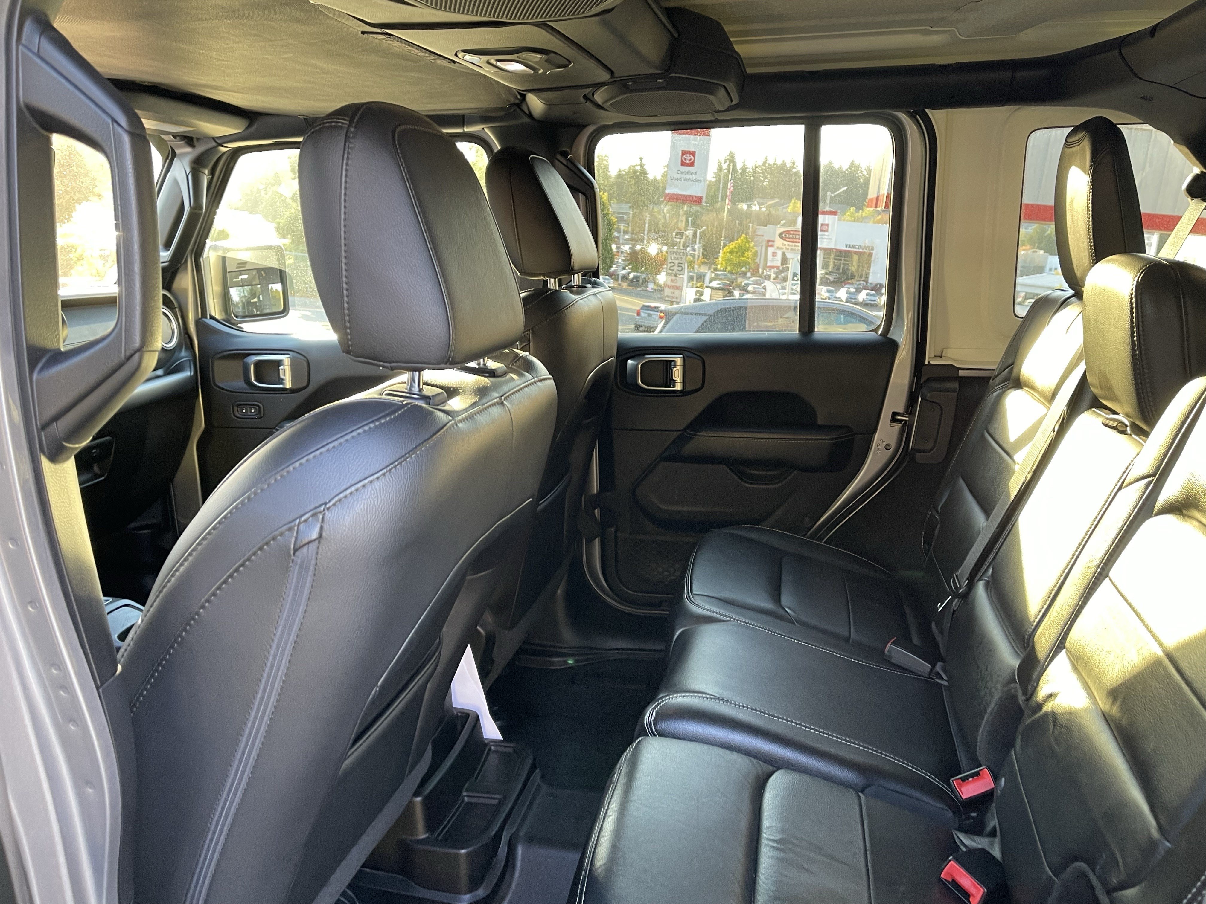Used 2018 Jeep Wrangler Unlimited Sahara AWD/4WD image 12