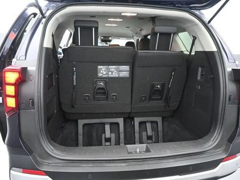 Used 2025 Kia Carnival FWD image 8