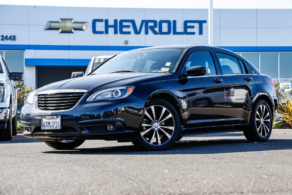 Used 2013 Chrysler 200 Limited FWD image 1