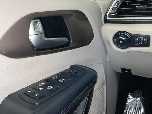 Used 2018 Chrysler Pacifica Touring-L Plus FWD image 20