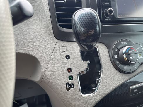 Used 2014 Toyota Sienna SE w/ SE Premium Package w/Entune image 24