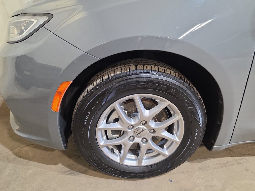 Used 2025 Chrysler Pacifica Select FWD image 18