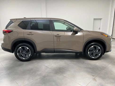 Used 2025 Nissan Rogue SV AWD/4WD image 8