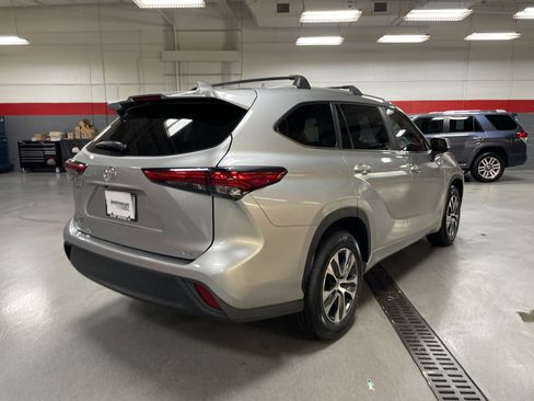 Used 2023 Toyota Highlander XLE FWD image 10